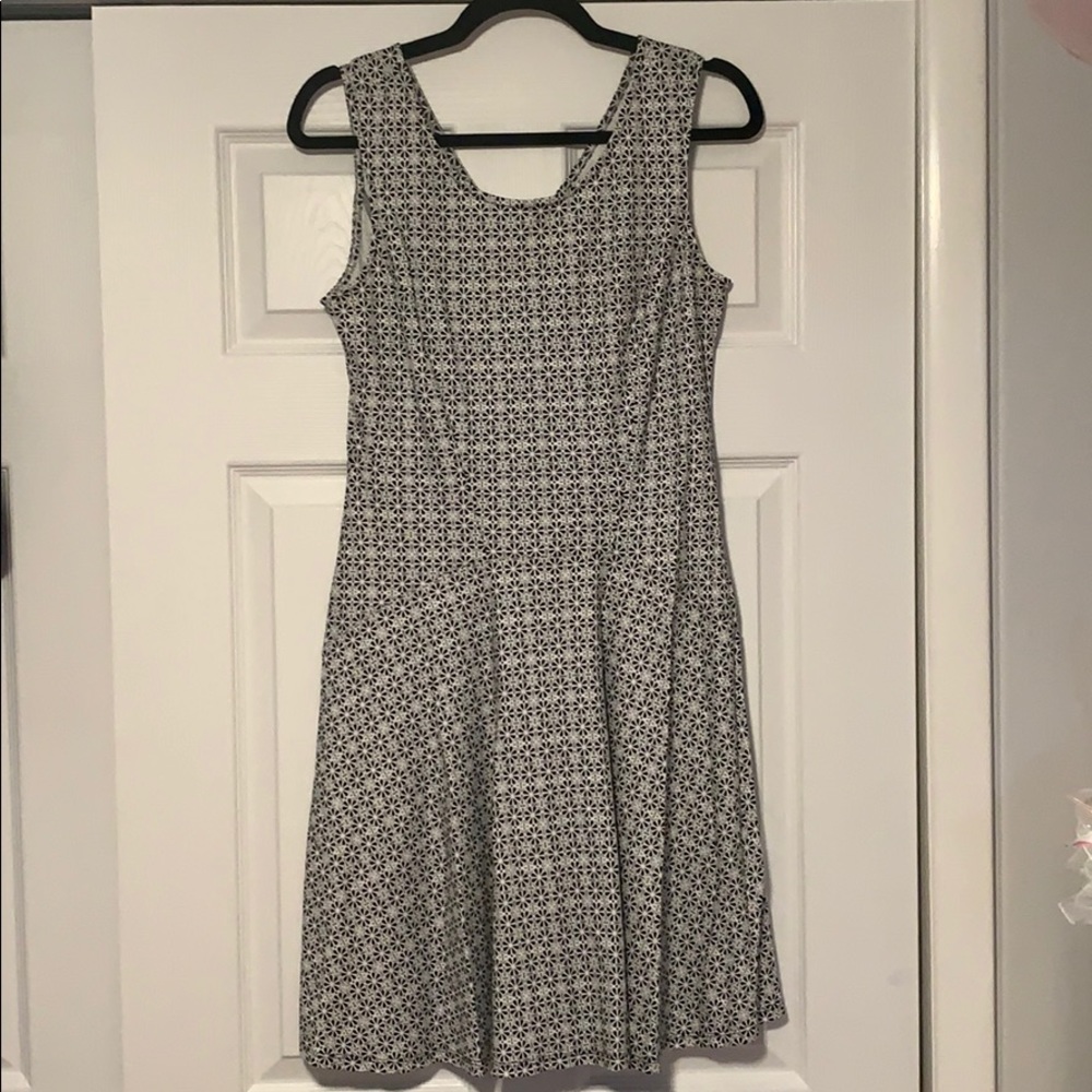 🟣 New York & Company Black and white dress small
